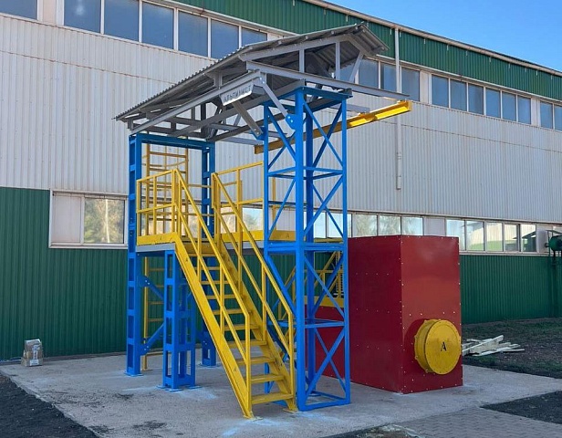  п. Яковлево. ООО "Яковлевский ГОК" проводит тренировки на учебном полигоне для повышения уровня безопасности при работе на высоте. В данном процессе используются полигоны "Альпинист 01-03-2" и "ПА-ЗП05".