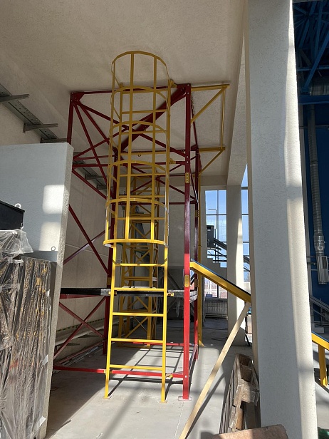 г. Новый Уренгой.  В ЧПОУ «Газпром техникум Новый Уренгой» используют тренажер "Альпинист - 02-03-2" для отработки навыков