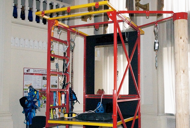 г. Екатеринбург. НИИ ОХРАНЫ ТРУДА  при практическом обучении обучении работам на высоте и в  замкнутом пространстве используют учебный комплекс "АЛЬПИНИСТ" 