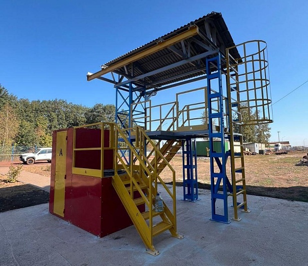  п. Яковлево. ООО "Яковлевский ГОК" проводит тренировки на учебном полигоне для повышения уровня безопасности при работе на высоте. В данном процессе используются полигоны "Альпинист 01-03-2" и "ПА-ЗП05".